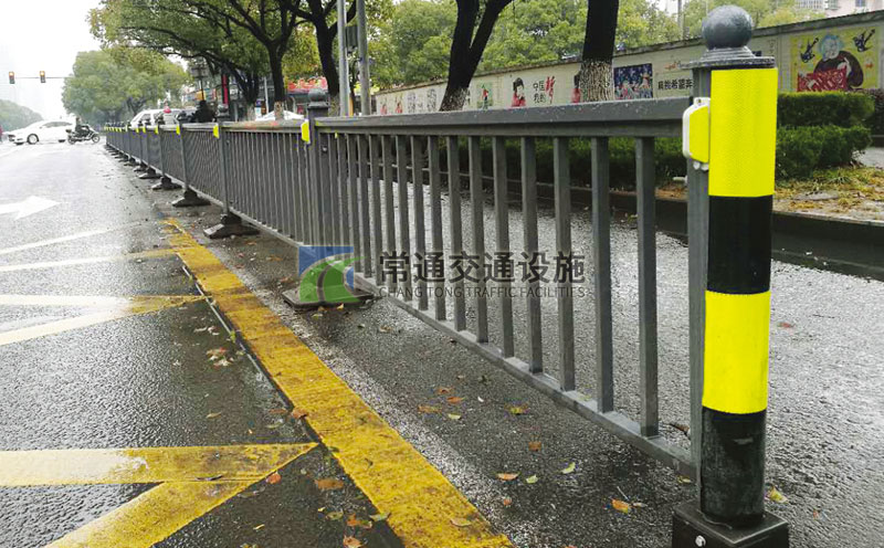 蘇州道路護(hù)欄機非隔離護(hù)欄灰色鋅鋼護(hù)欄